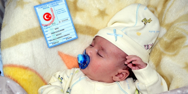 Bebeklerine '�mer Halis Demir' ismini verdiler