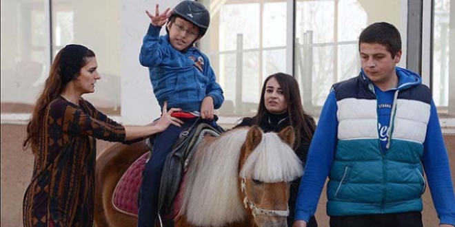 Küçük Talha engelini 'at üstünde' aşıyor