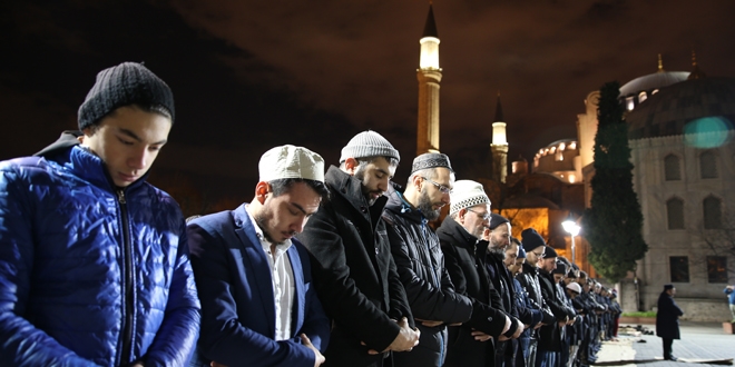 Ayasofya Meydanı'ında teheccüd namazı