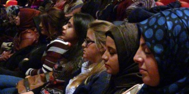Kişisel gelişim uzmanı, öğrencileri hipnozla uyuttu