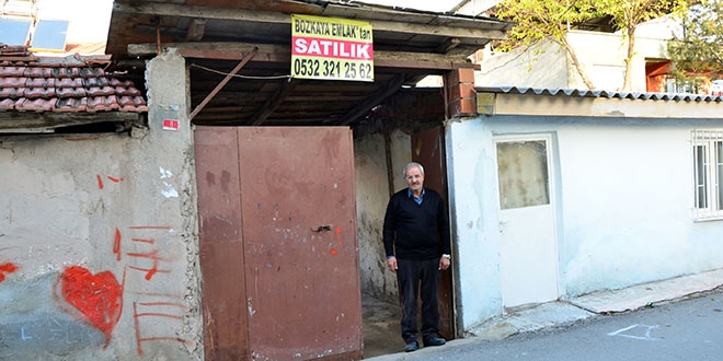 Engelli k�z�n�n tedavisi i�in evini sat�l��a ��kard�