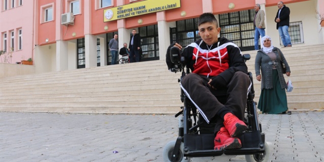 Annesinin sırtında gittiği okula artık kendisi gidebilecek