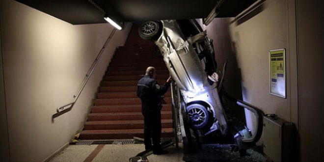 Otomobil metro yaya alt geçidine yuvarlandı