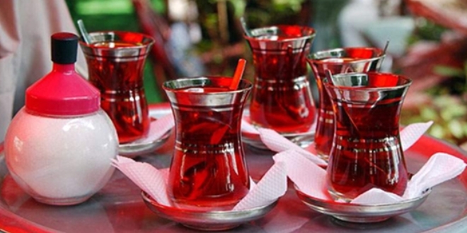 Döviz bozdurana gün boyu çay ikramı