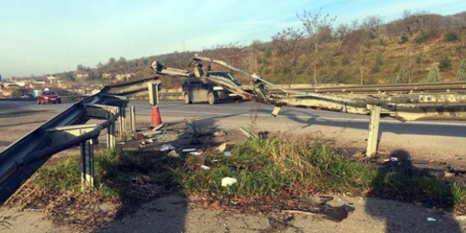 Bariyerler, minibüse ok gibi saplandı: 1 ölü, 2 yaralı