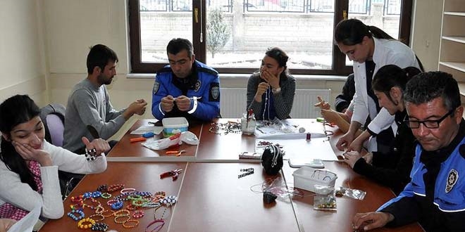 Engelleri 'polis ağabeyleri' ile aşacaklar