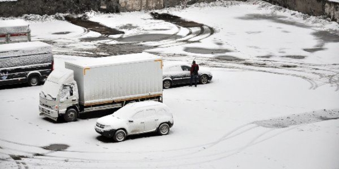 Kars'a kar yağdı, yollar buz pistine döndü