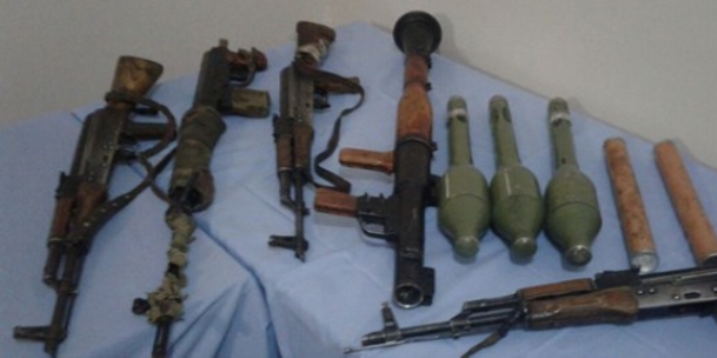 Hakkari'de toprağa gömülü çok sayıda silah ele geçirildi
