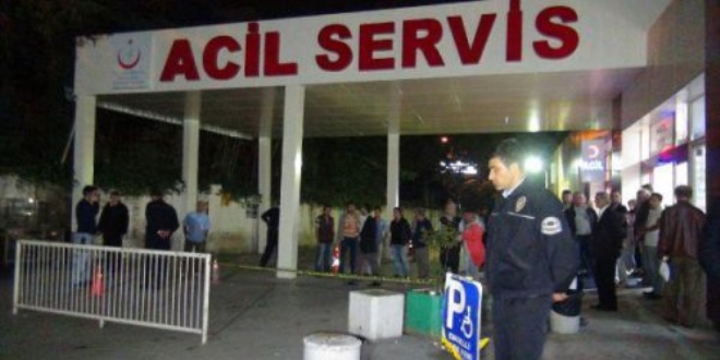 Acil servis önünde, boşandığı karısının kocasını bıçakladı