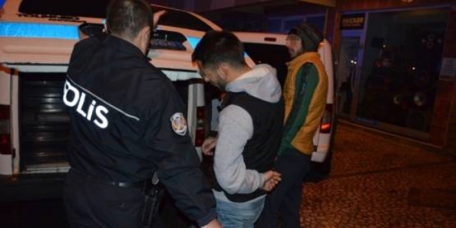 Dur ihtarına uymayan sürücü kaza yaptı: 2 yaralı
