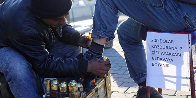 200 dolar bozdurana 2 çift ayakkabıyı bedavaya boyuyor