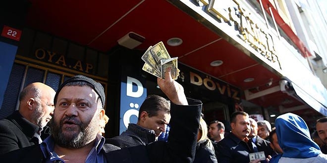Esenler'de 'döviz bozdurma' izdihamı