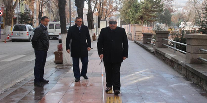 Yoldan geçenler 1 dakikalığına engelli oldu