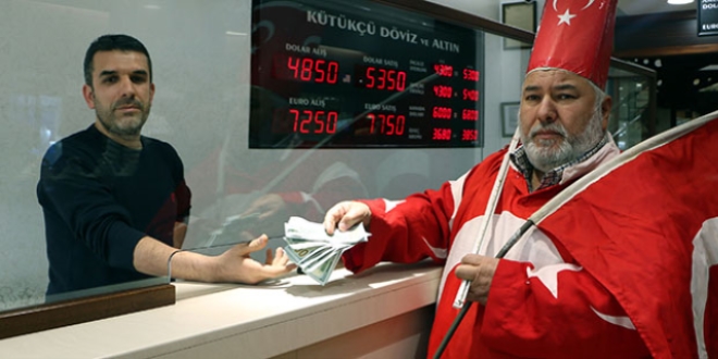 Türk lirasına sahip çıkmak için 5 bin dolarını bozdurdu