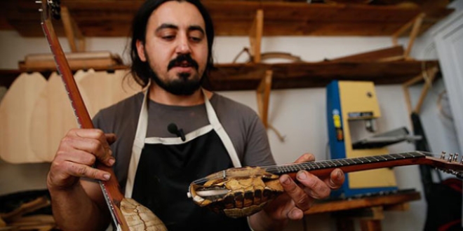 Kaplumbağa kabuğundan müzik aleti yaptı