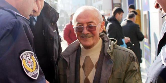 Emekli askeri dolandırıcılardan polis kurtardı