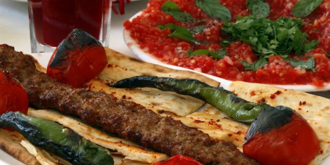 Bakan �elik, memleketinde b�y�kel�ileri kebapla a��rlayacak