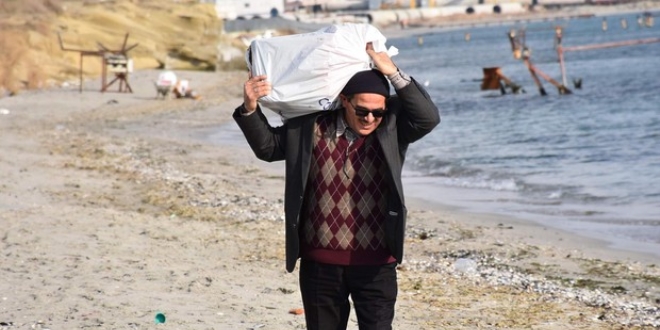 Tekirda�'da y�zlerce dini kitap sahile vurdu