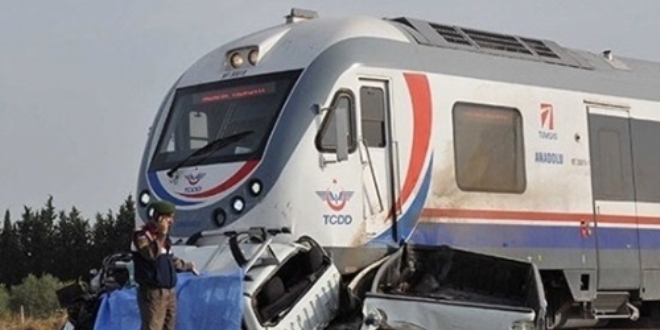 Afyonkarahisar'da hemzemin ge�itte kaza: 1 �l�, 4 yaral�