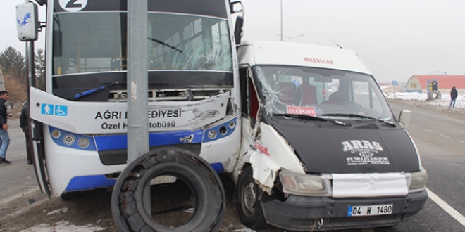 Ağrı'da otobüsle minibüs çarpıştı: 1 ölü, 9 yaralı