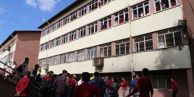 17 yaşındaki liseli genç okul bahçesinde kalbine yenik düştü