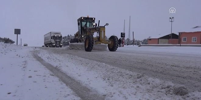 Erzincan-Sivas Karayolu'nda, yoğun kar yağışı