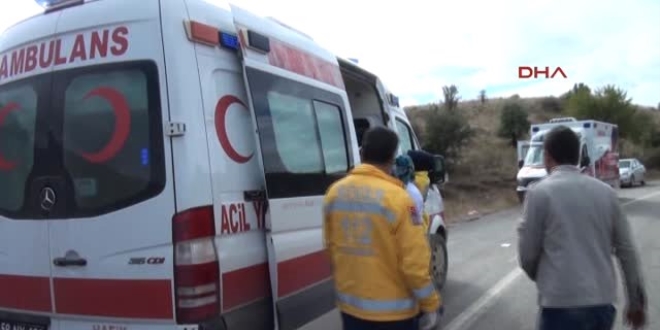 Sivas'ta 2 otomobil çarpıştı: 9 yaralı