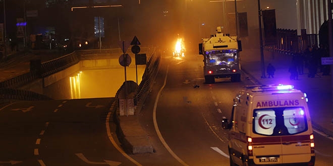 stanbul'da patlama meydana geldi: 20 polis yaral