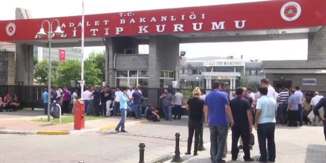Şehit yakınları, Adli Tıp Kurumu'nun önündeki bekleyişini sürdürüyor