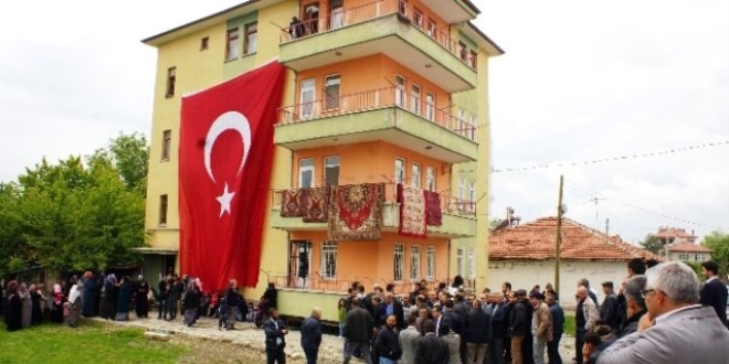 Şehit polis memuru Öztürk'ün baba evinde yas var