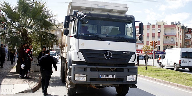 Antalya'da kamyonun altında kalan çocuk öldü
