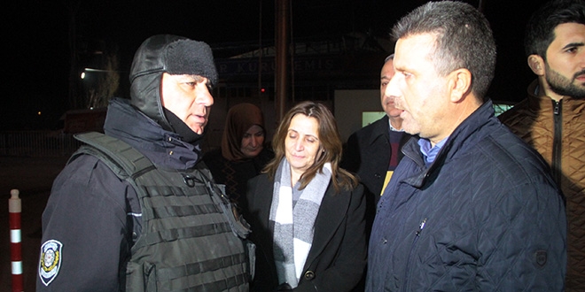AK Parti'den yol kontrolü yapan polise moral ziyareti