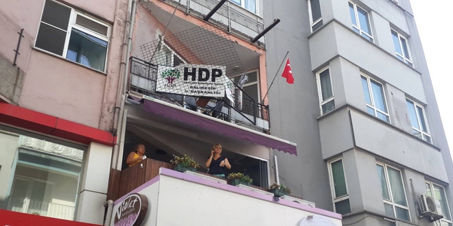 Bal�kesir'de HDP binas�na silahl� sald�r�