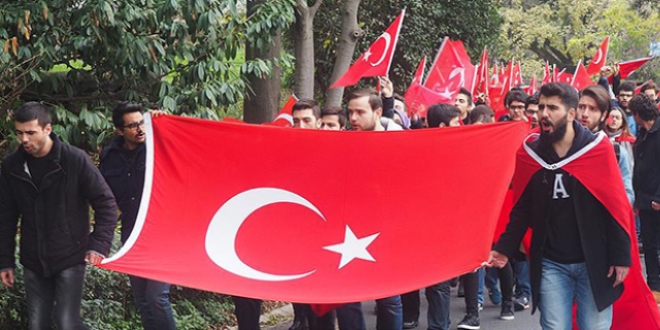 Boğaziçili öğrenciler Türk bayrağıyla yürüdü