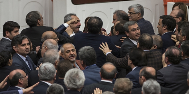 Genel Kurulda AK Parti ile HDP arasında kavga çıktı