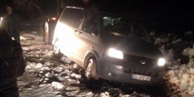 Araçları kara saplanan 5 kişiyi jandarma kurtardı