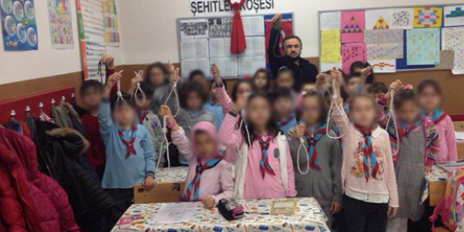 Öğrencilerin eline idam ipi veren öğretmen açığa alındı