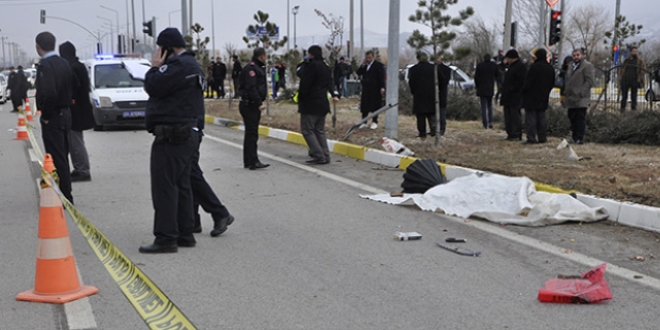 Kamyonun �arpt��� �niversite ��rencisi ya�am�n� yitirdi