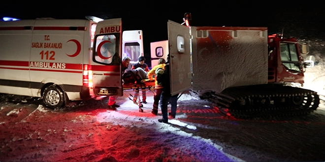Devrilen ambulanstaki yaralılar 6 saatte kurtarıldı