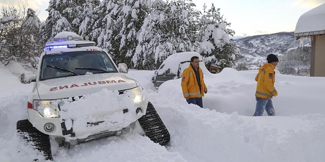Yolda mahsur kalan 21 yolcu ambulansla kurtarıldı