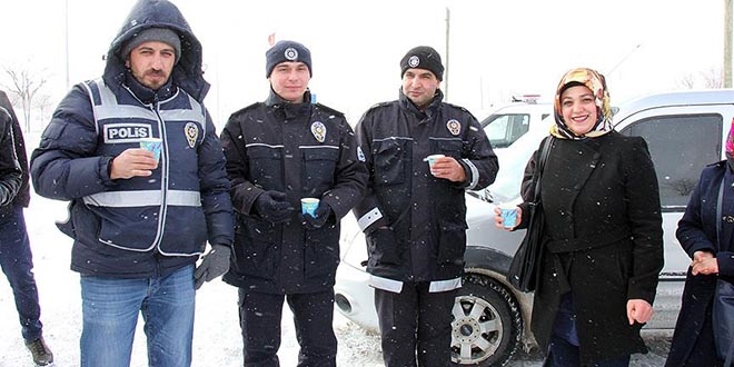 Üniversite öğrencilerinden polise sıcak ikram