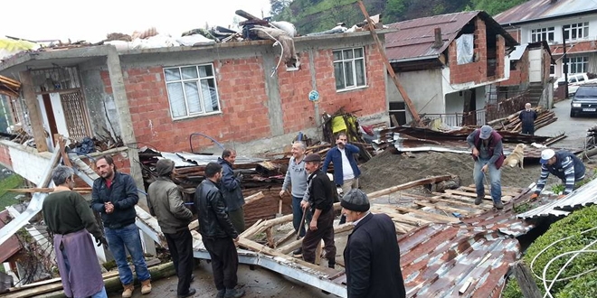 Kahramanmara�'ta �iddetli r�zgar �at�lar� u�urdu