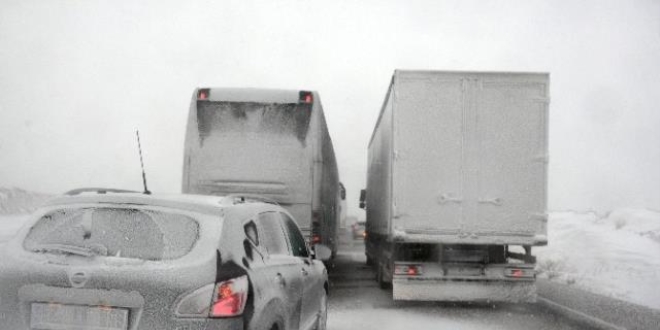 Doğu'da ulaşıma kar ve tipi engeli