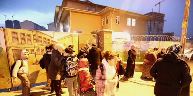 Kız çocukları zifiri karanlıkta okula gidemiyor