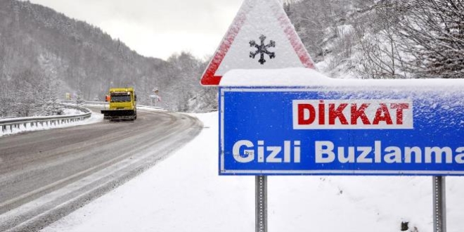 Kütahya'da kar yağışı ile birlikte buzlanma trafiği olumsuz etkiledi