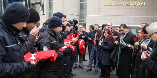 Avukatlardan Çevik Kuvvet'e Kur'an-ı Kerim ve Türk bayrağı