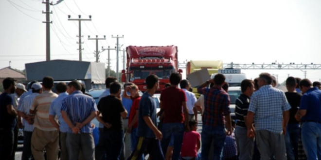 Ölen öğrencinin yakınları karayolunu trafiğe kapattı