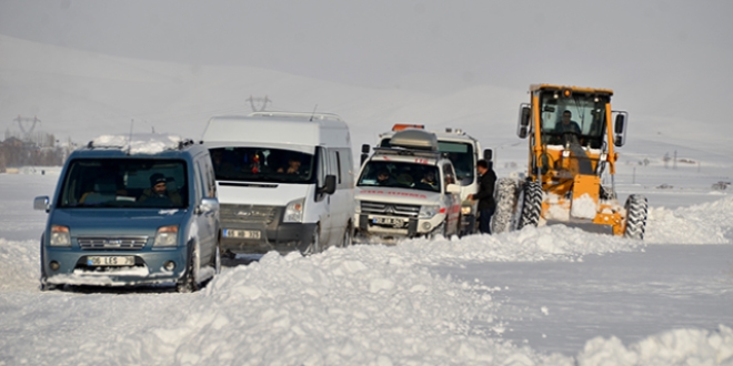 Hakkari'de kar nedeniyle mahsur kalan 30 kii kurtarld