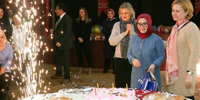 Bakan eşinden engelli genç kıza doğum günü sürprizi