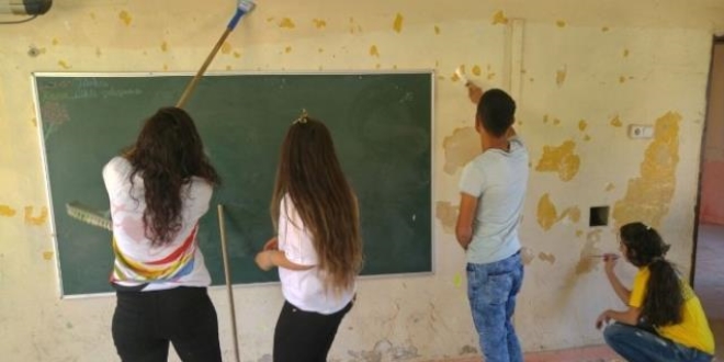 Adana'da üniversite öğrencileri ilkokulu boyadı